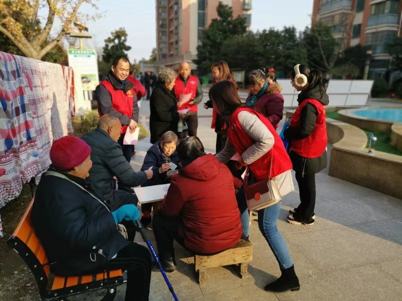市工商联开展控烟、环保进小区宣传活动