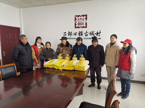 市工商联赴古城村慰问贫困户