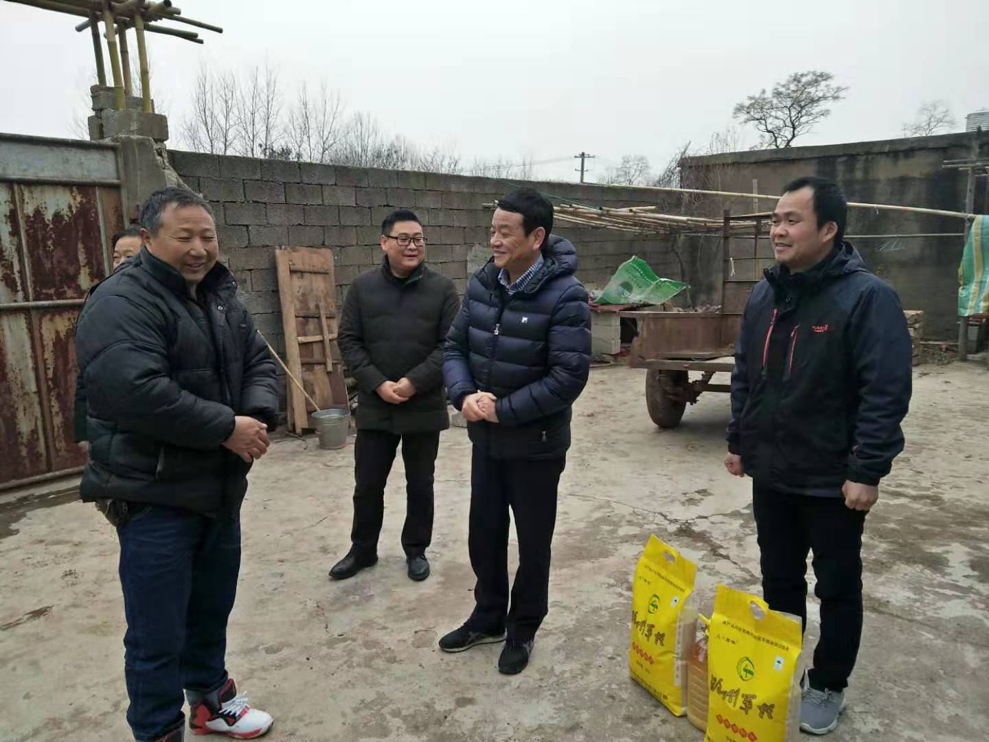 市工商联走访慰问贫困户